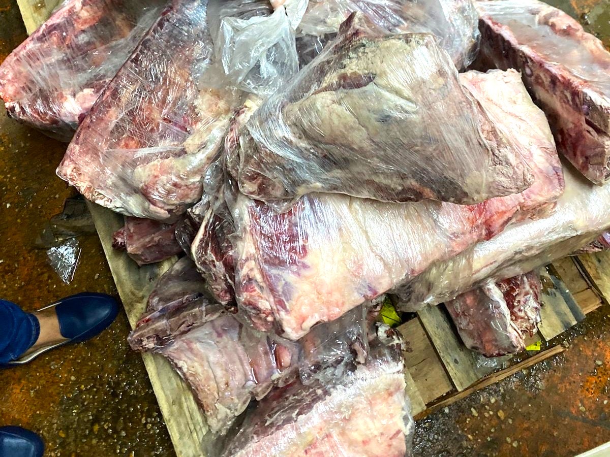 Mais de 1,6 tonelada de carne estragada é apreendida em supermercado de Manaus