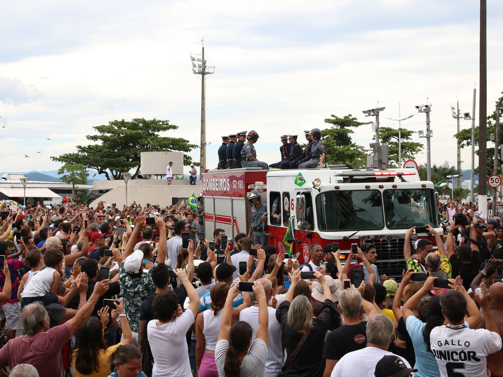 Corpo de Pelé é sepultado em cemitério após cortejo pelas ruas de Santos