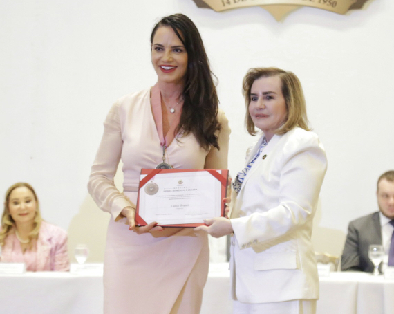 Em Manaus, Luiza Brunet recebe medalha de honra por defender causas femininas