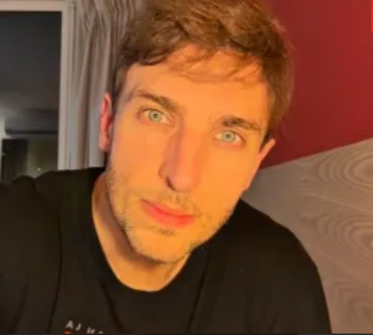 Humorista Léo Lins é condenado a 8 anos de prisão 