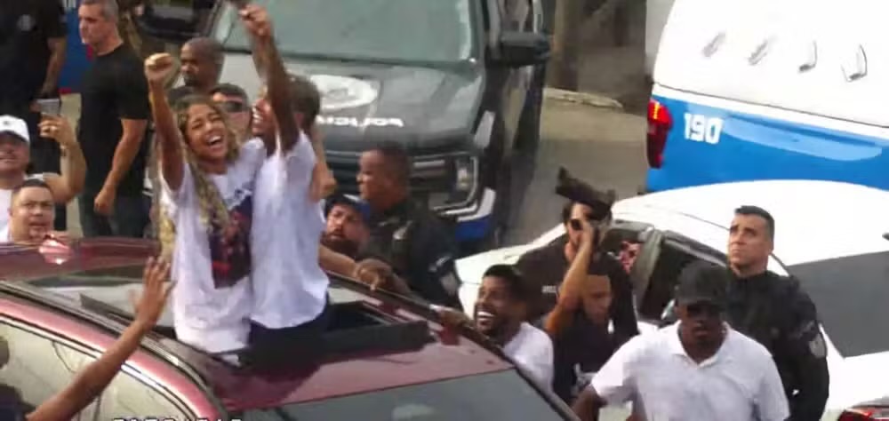 Poze do Rodo deixa presídio em meio a multidão 