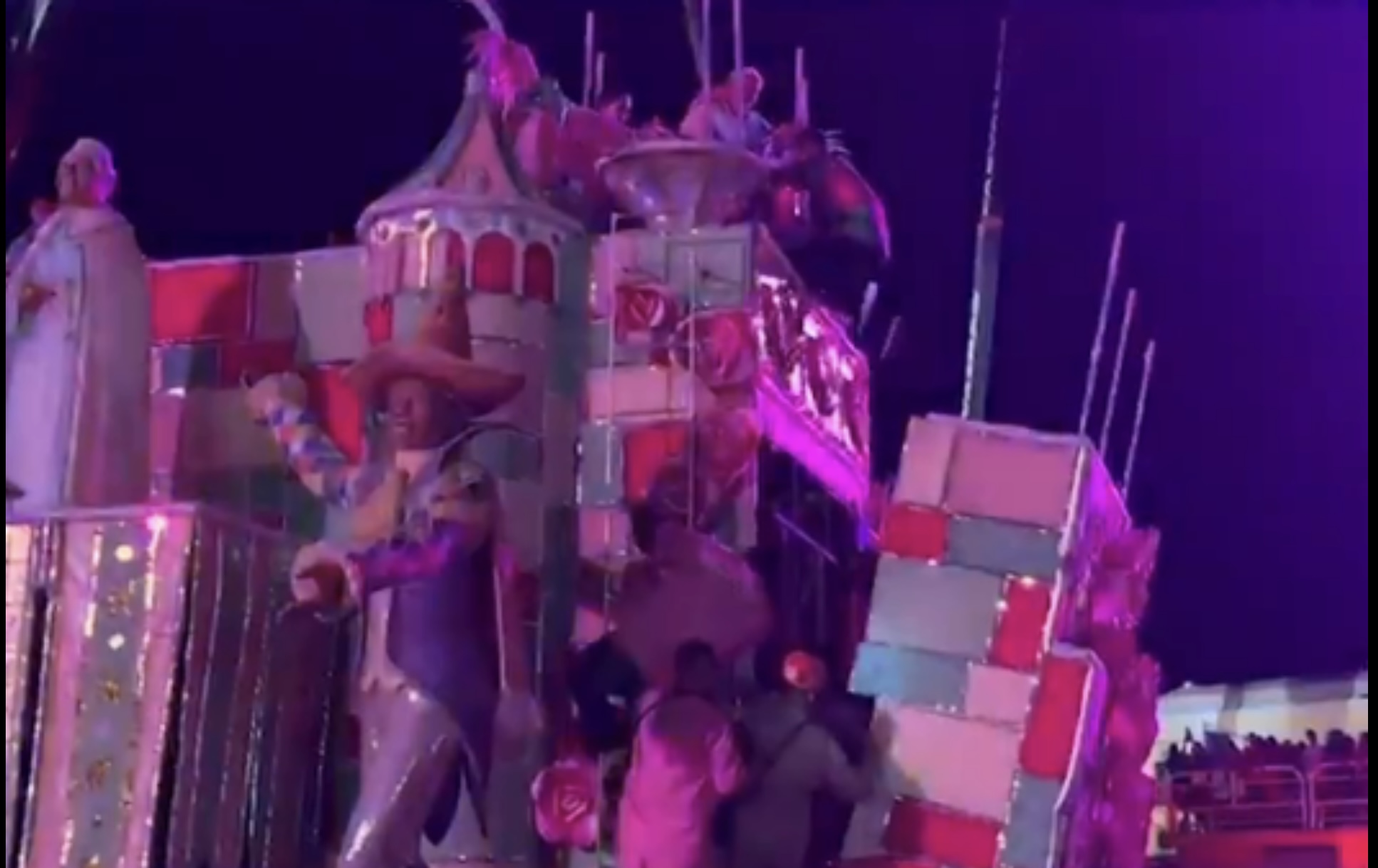 Mulher cai e outra fica pendurada após carro da Mangueira se soltar 