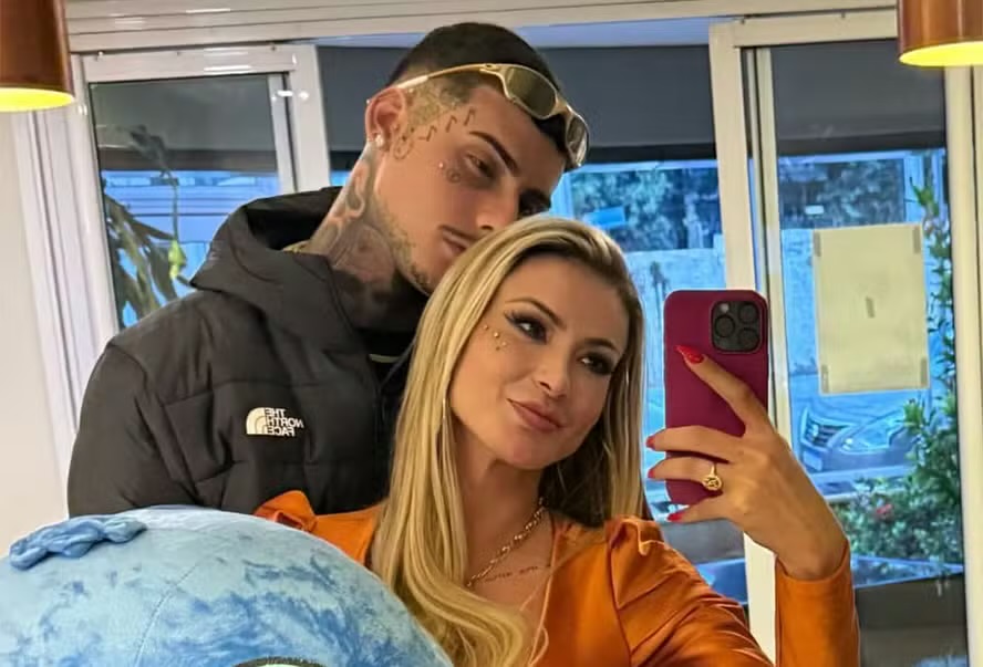 Andressa Urach surge com novo namorado dias após assumir affair com influencer