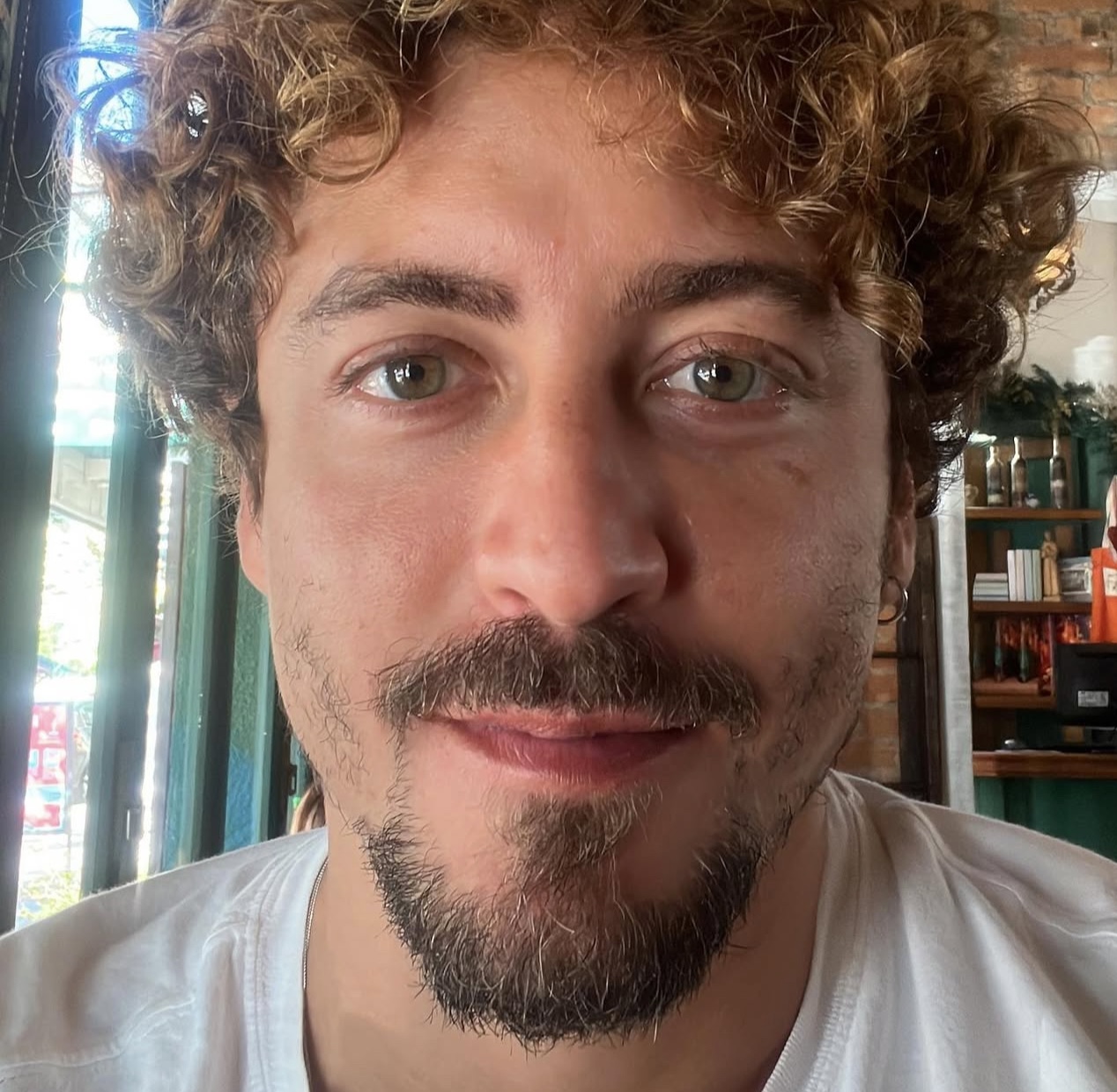 Jesuíta Barbosa posta foto pelado na praia; veja