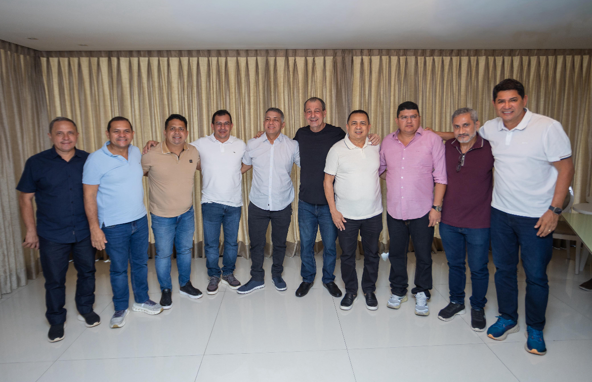 Prefeitos do interior se reúnem com Omar Aziz em Manaus para discutir agenda de 2026