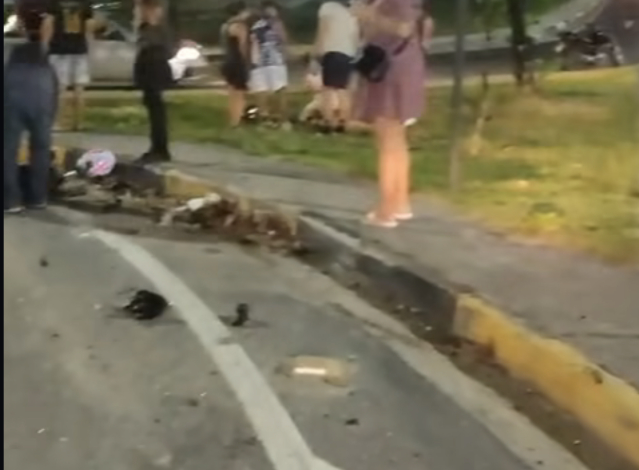 Carro faz manobra brusca e é atingido por casal em moto na Avenida das Torres