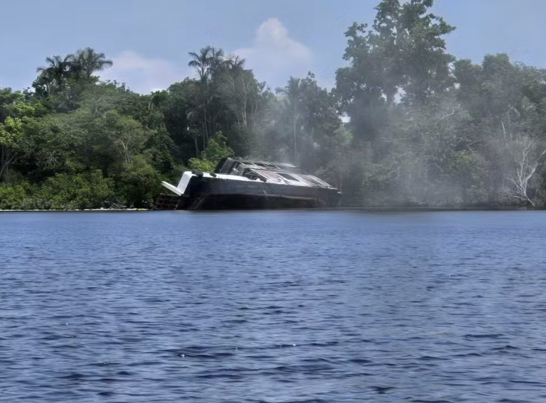 Corpos de vítimas de incêndio em barco são enviados para Santa Isabel do Rio Negro