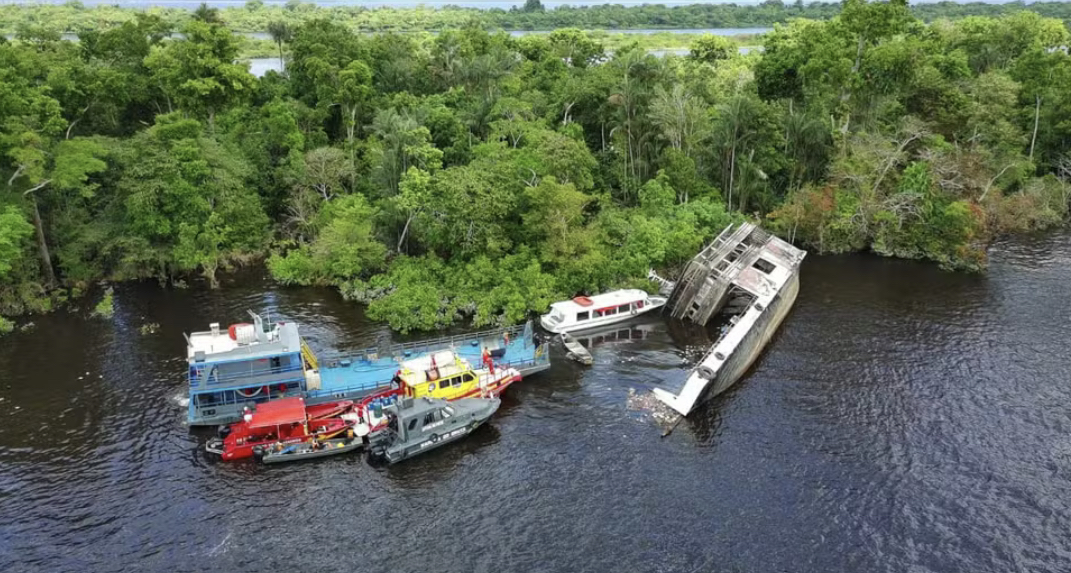 Barco que pegou fogo no Rio Negro estava irregular, diz Capitania