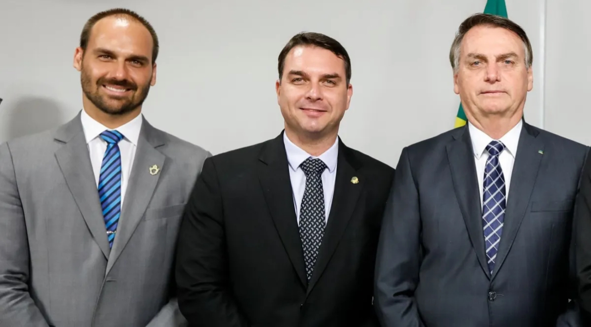 Filhos de Bolsonaro atacam Moraes após STF negar prisão domiciliar ao ex-presidente
