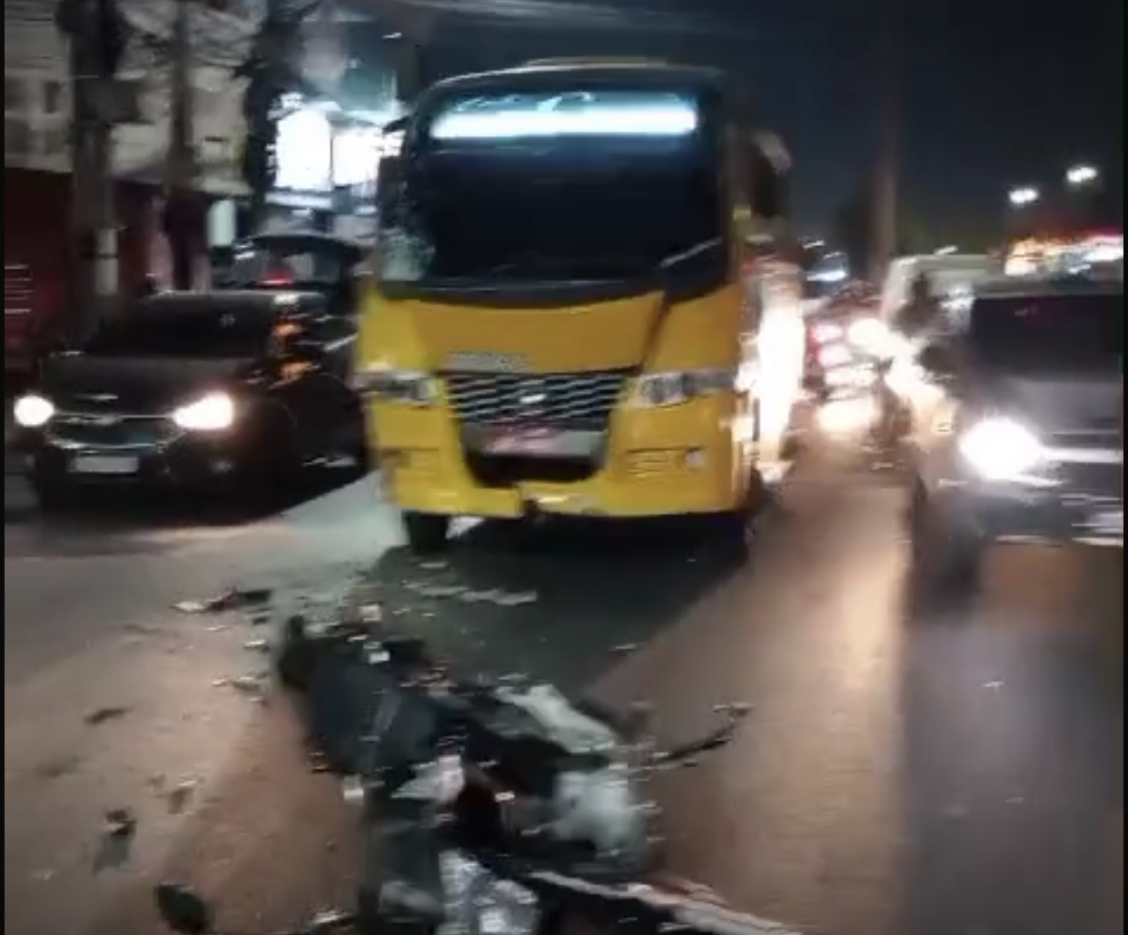 Motociclista freia para pedestre e causa acidente com dois Amarelinhos em Manaus