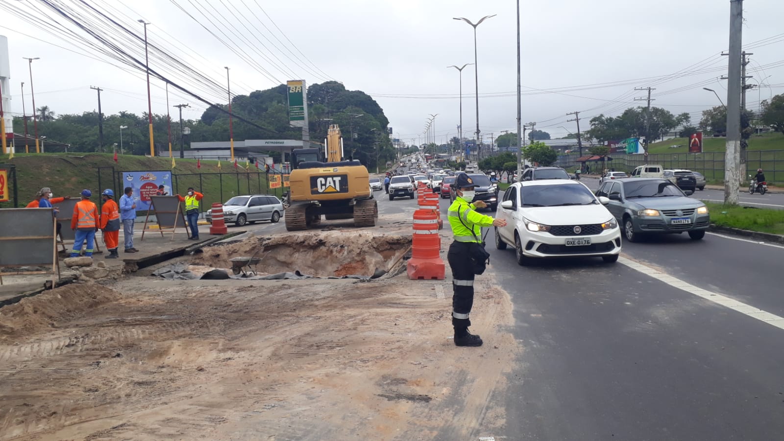 Trânsito é desviado na Torquato Tapajós após buraco se abrir em pista