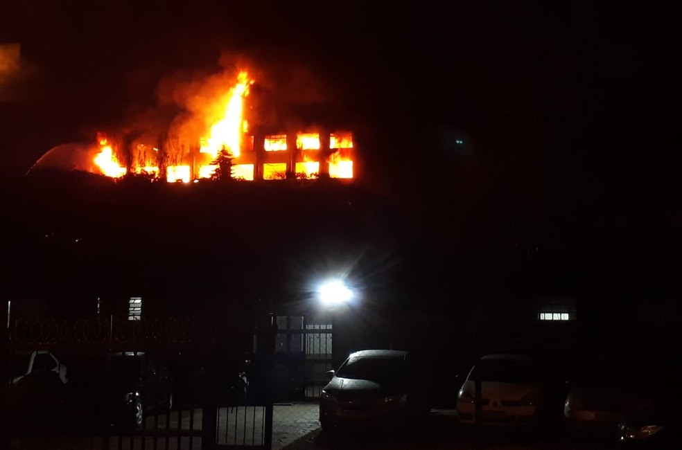 Incêndio destrói prédio da Secretaria de Segurança Pública em Porto Alegre