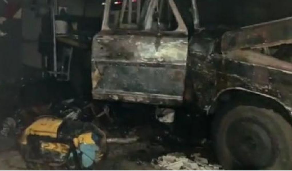 Incêndio em caminhonete dentro de garagem causa pânico em Manaus