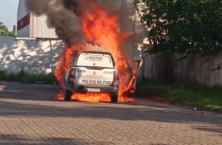 Vídeo mostra viatura em chamas no pátio de delegacia em Manaus