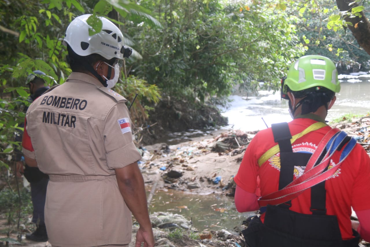 Ossada humana é encontrada em matagal atrás de motel em Manaus 