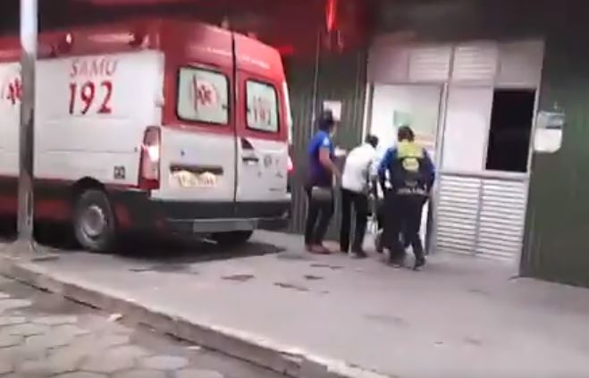 Vídeo mostra populares carregando industriário esfaqueado até hospital em Manaus