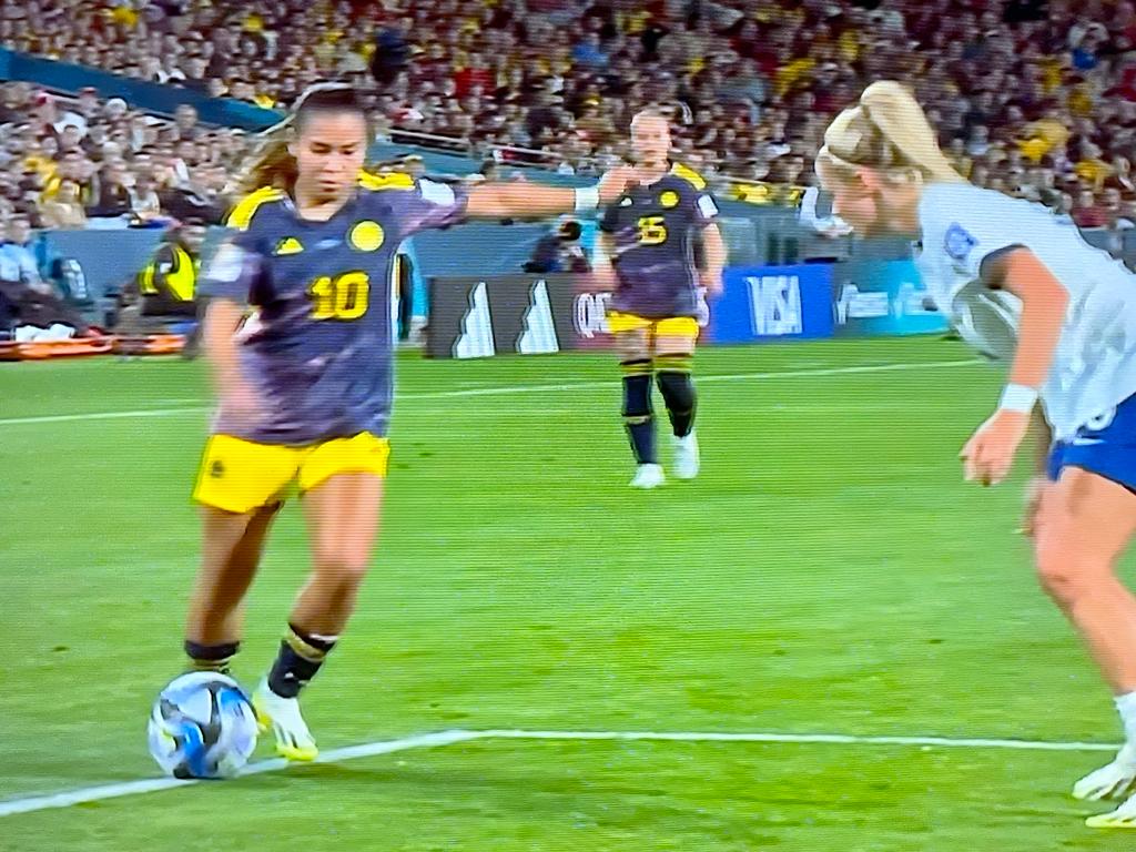 Inglaterra vira o jogo, vence e elimina a Colômbia, que fez história