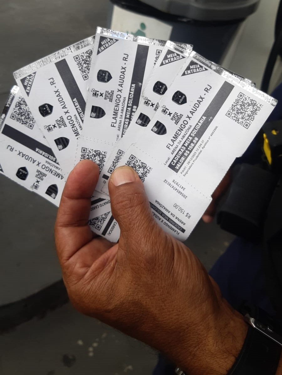 Cambista é flagrado vendendo ingressos falsos para jogo do Flamengo em Manaus