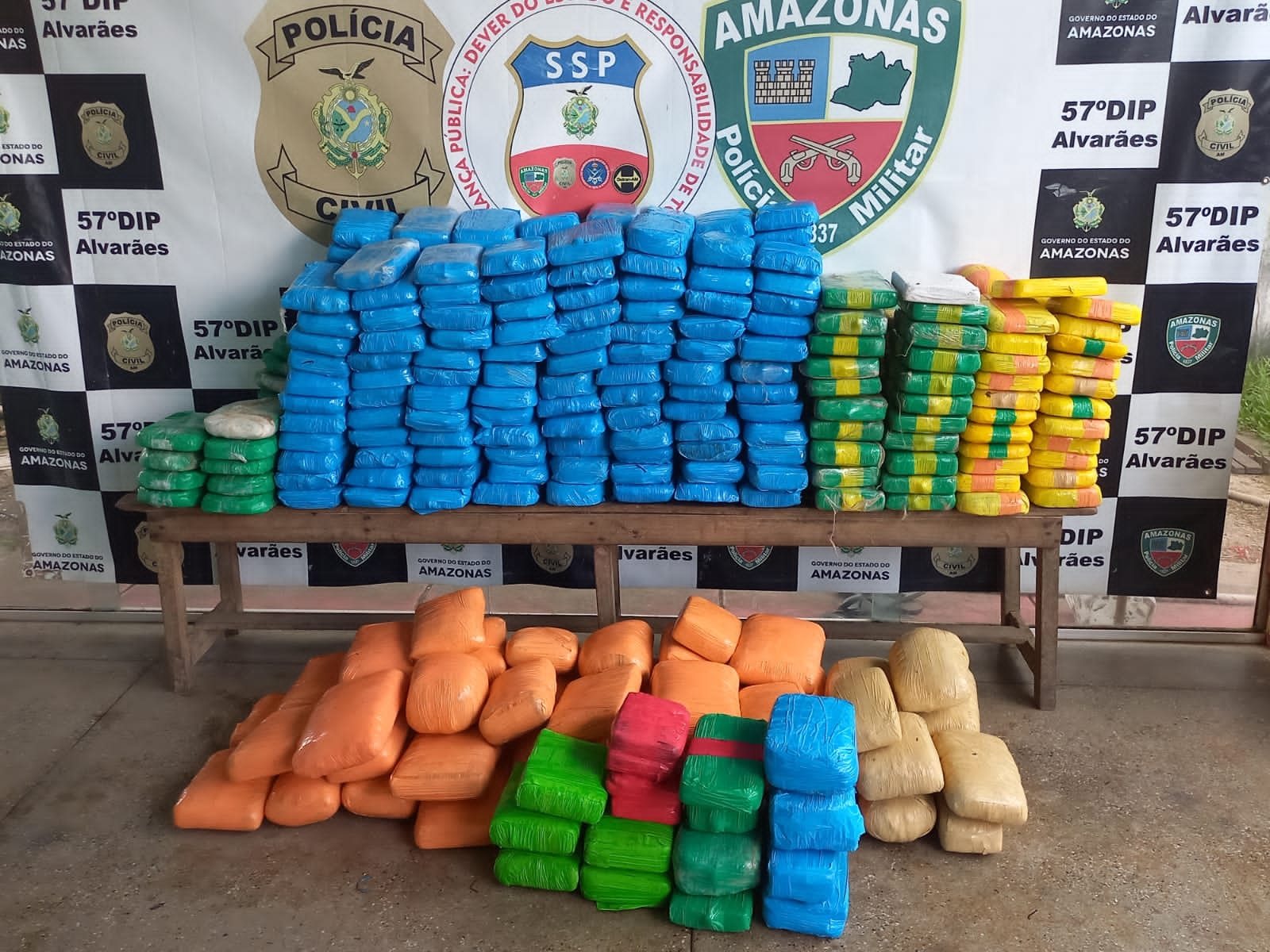 Urna com quase meia tonelada de drogas é encontrada flutuando em rio no Amazonas