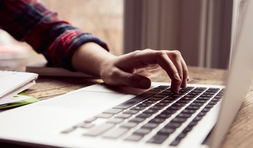 Empresa é condenada a pagar indenização após interromper internet indevidamente