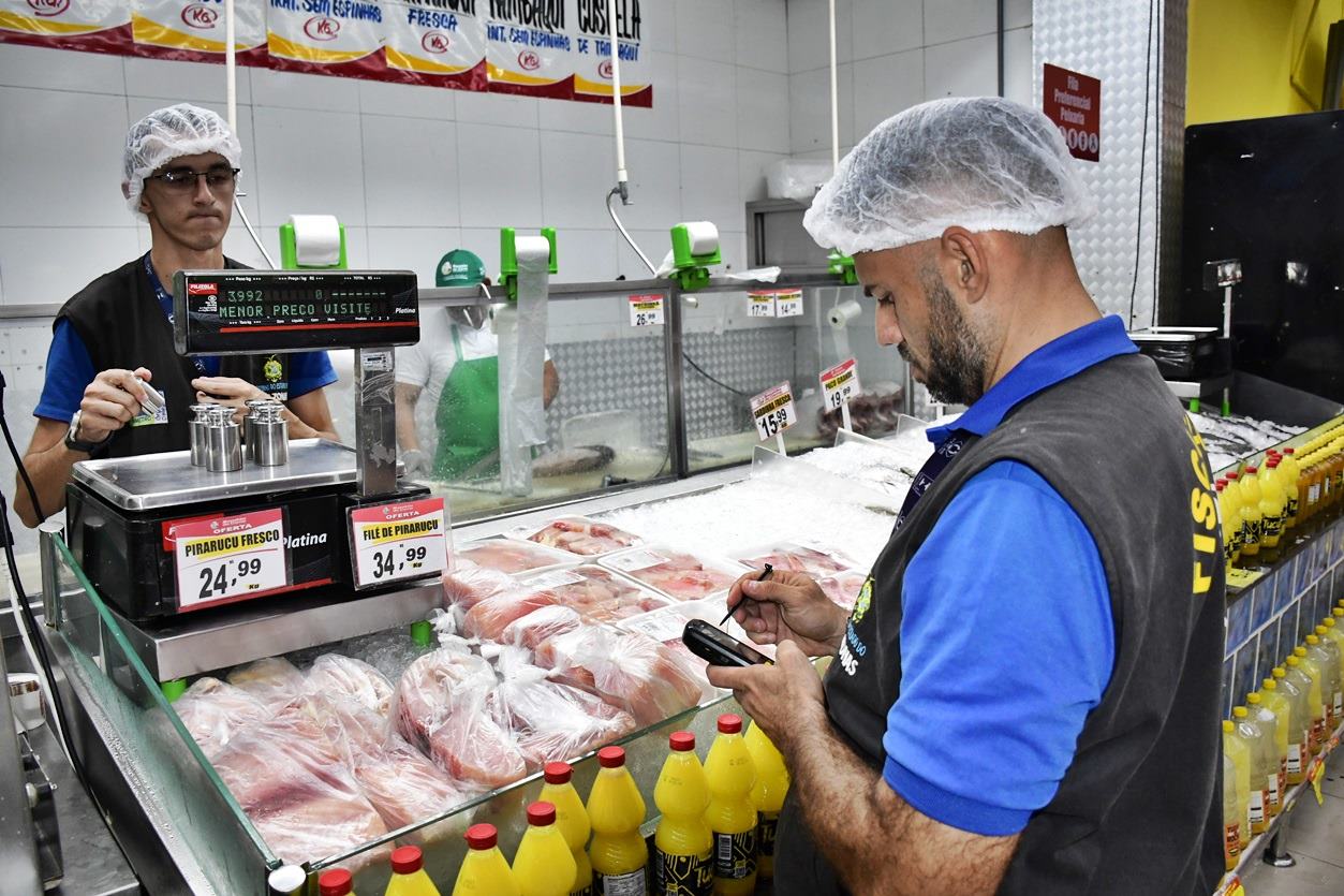Supermercado é notificado por vender carnes com pesos alterados em Manaus