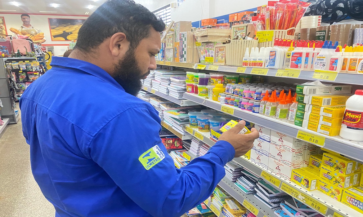 Fiscalização apreende 3,9 mil artigos escolares irregulares no comércio de Manaus