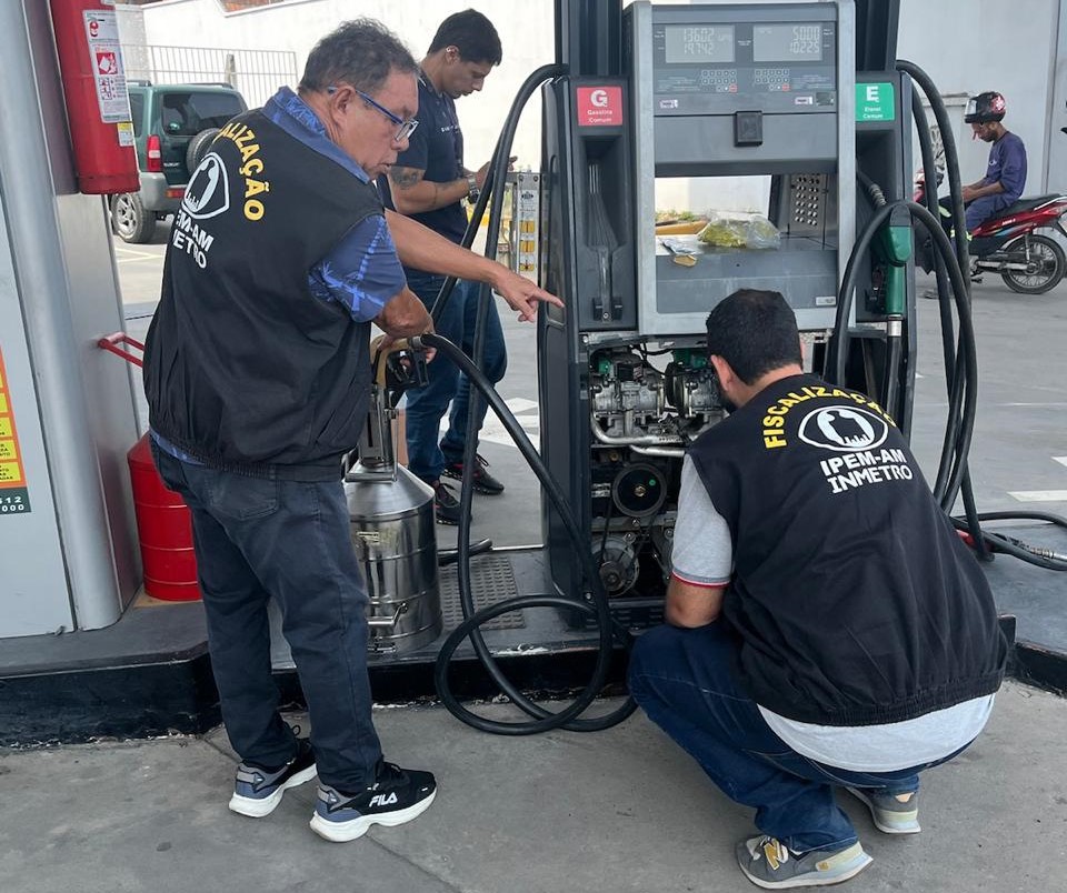 Operação detecta irregularidades em bicos de bombas de combustível em Manaus e Iranduba