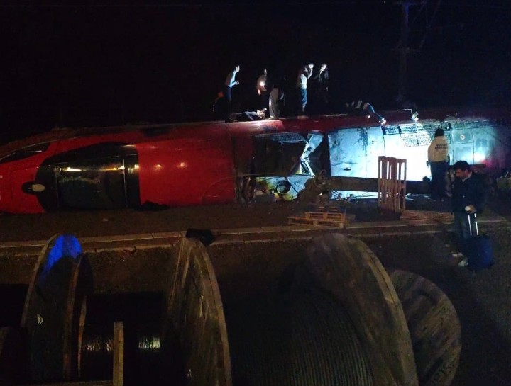 Trem descarrila e deixa 21 mortos e 100 feridos na Espanha