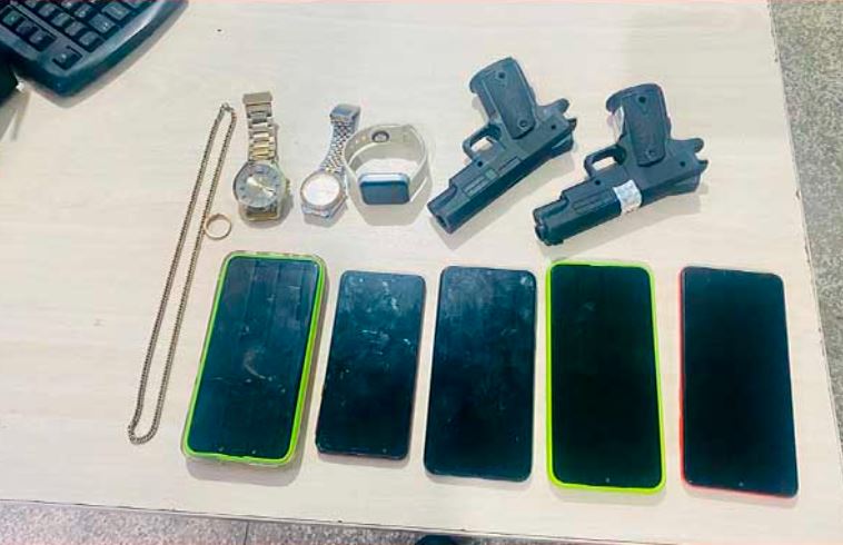 Trio é preso com moto sem placa enquanto fazia arrastões em Manaus 