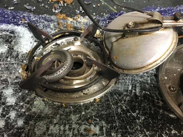 Merendeira sofre queimadura na bunda após panela de pressão explodir em escola