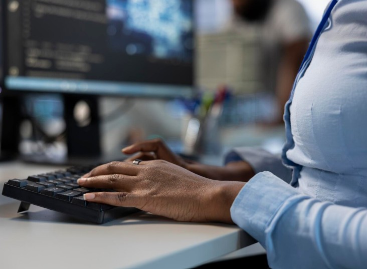 Monitoramento no home office: o que empresas podem fazer e os riscos do excessos