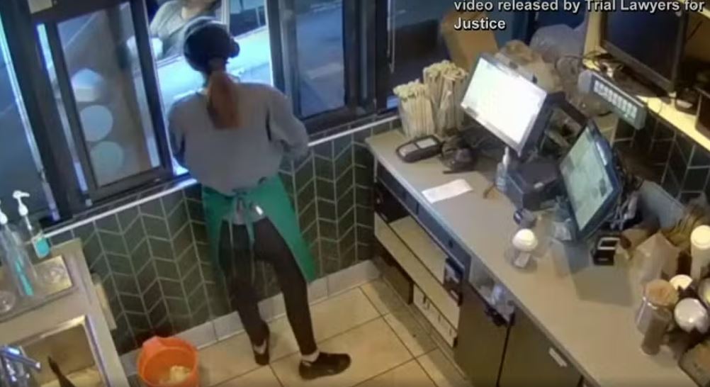 Entregador tem pênis desfigurado por chá quente da Starbucks