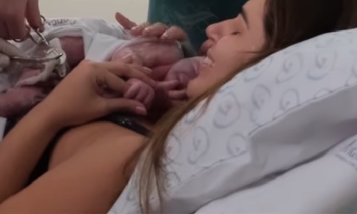 Em vídeo emocionante, Leo Hirschmann ora enquanto cordão umbilical de filha com Vivian Amorim