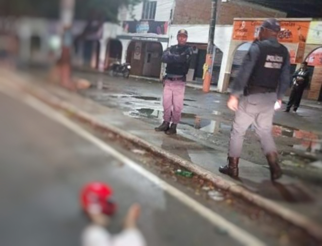 Casal morre ao colidir com árvore e ser arremessado de moto na Cidade Nova