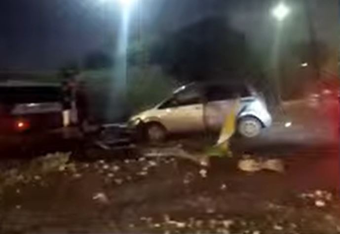 Motorista de Hilux foge após derrubar poste na Av. Cosme Ferreira