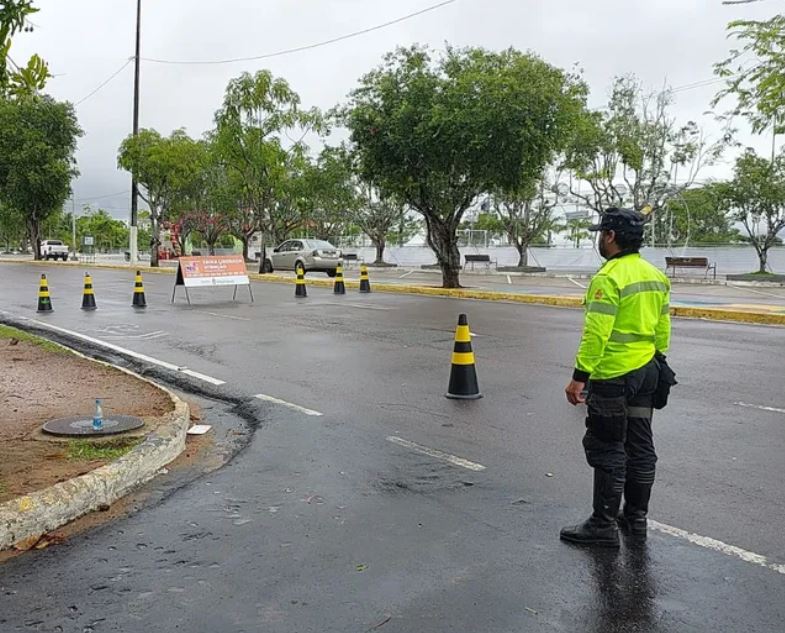 Avenida Coronel Teixeira é interditada nas proximidades da Ponta Negra