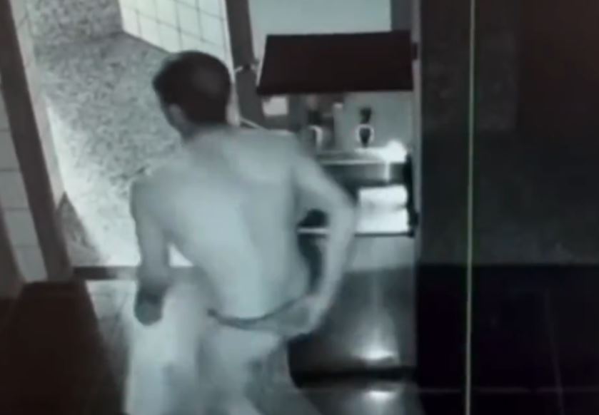 Vestindo apenas calcinha, homem invade escola e rouba até torneiras, veja vídeo
