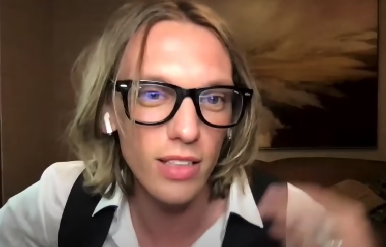 Jamie Campbell Bower, o Vecna de 'Stranger Things', revela que está sóbrio há mais de 7 anos