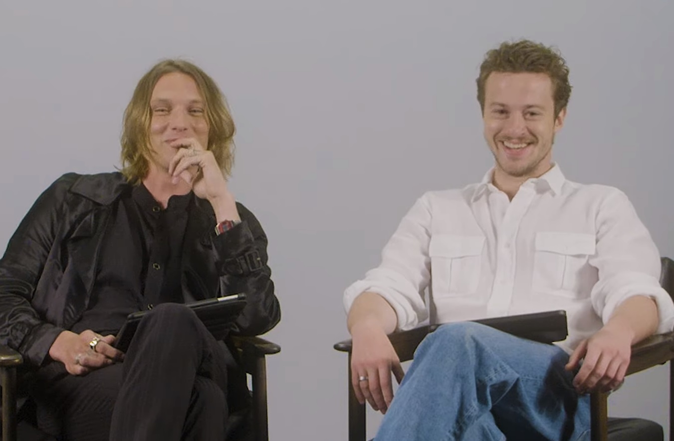 Atores de Stranger Things Jamie Bower e Joseph Quinn lêem tweets em português e divertem fãs