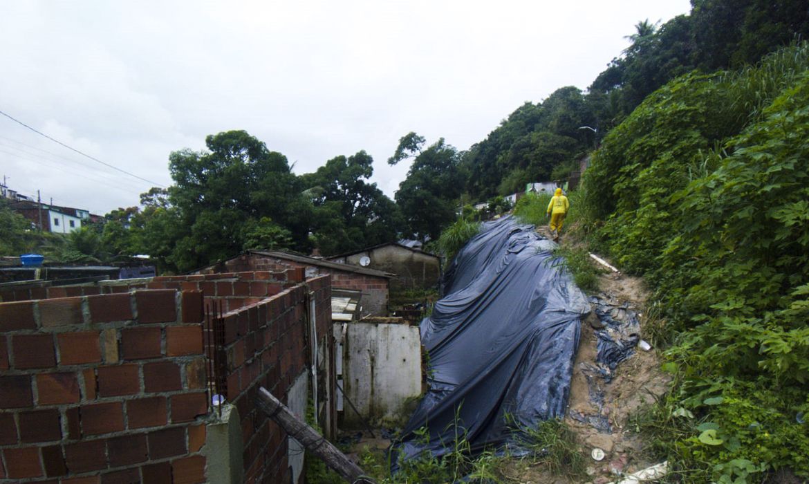 Sobe para 127 o número de mortes após tragédia em Pernambuco