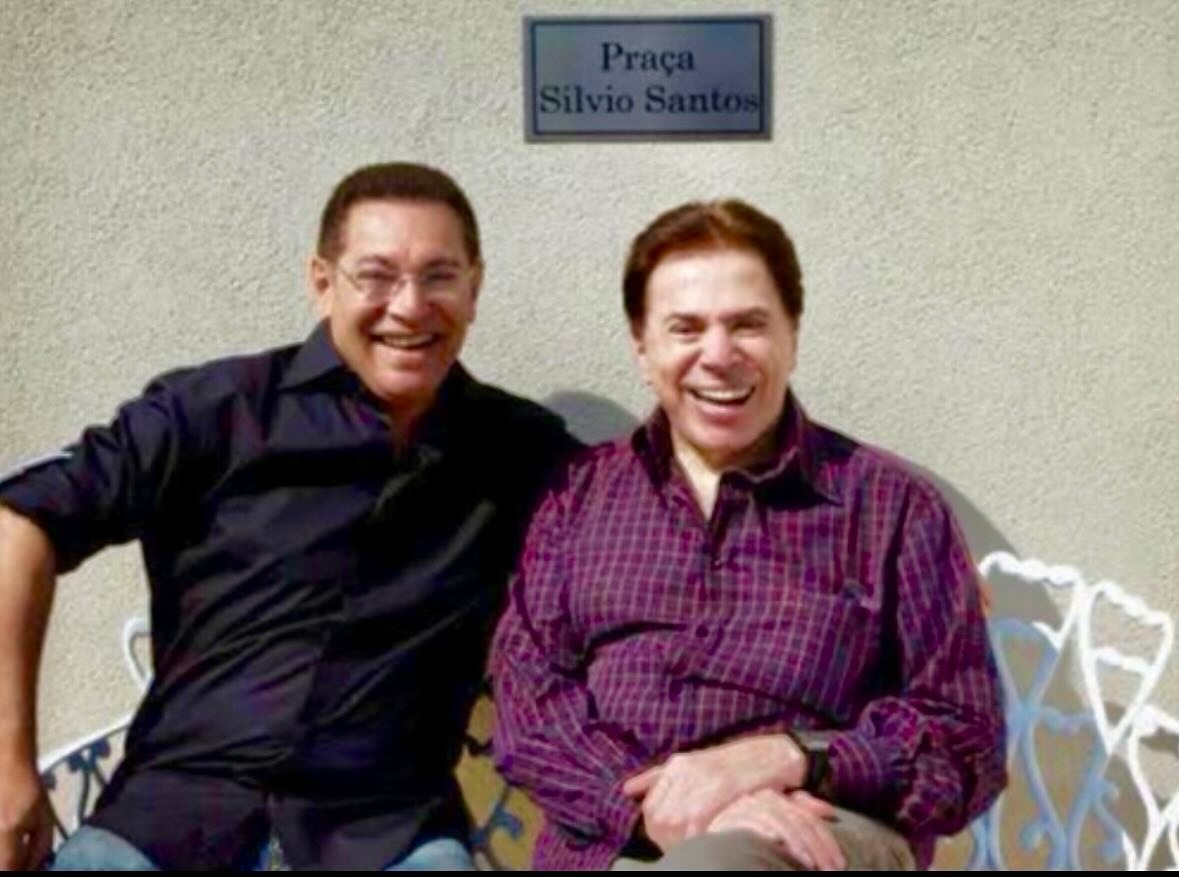 Jassa abre álbum de fotos com Silvio Santos e se declara: "verdadeiro amigo"