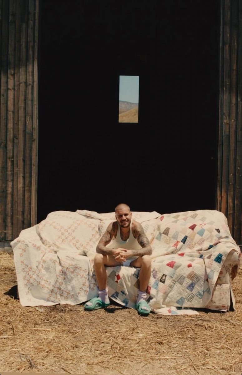 Justin Bieber lança álbum de surpresa após 4 anos 