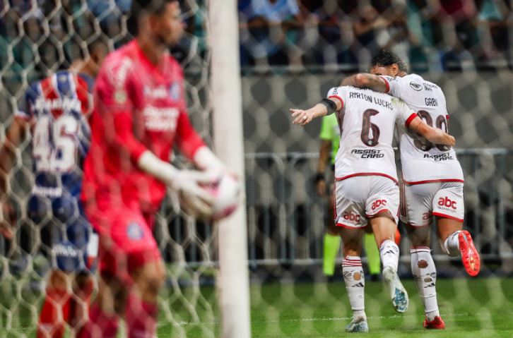 Flamengo de Filipe Luís vence Bahia e mantém tabu de Ceni
