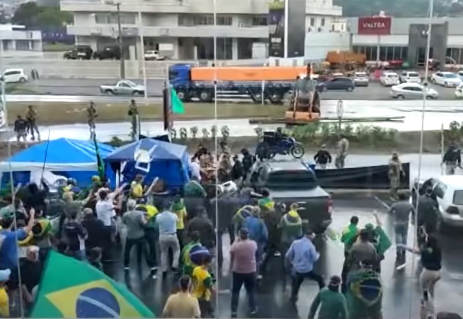 Bolsonaristas usam barra de ferro, pedras e armas para atacar agentes da PRF durante protesto
