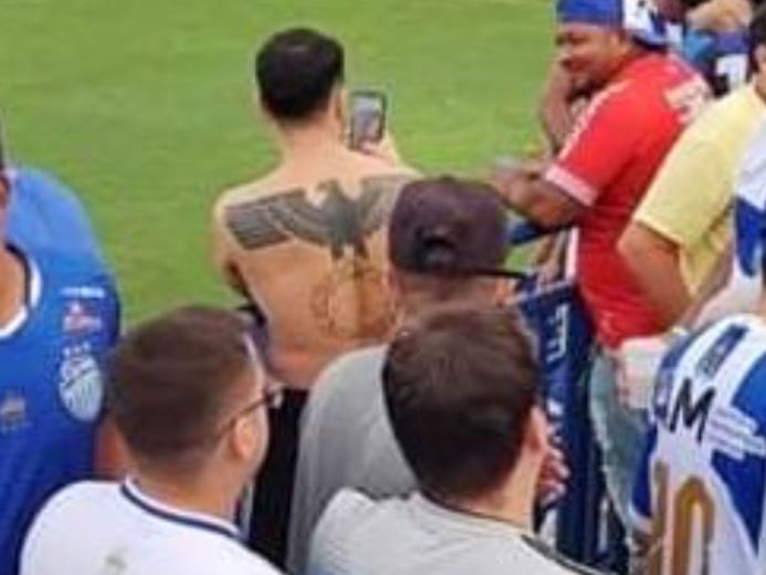 Torcedor que exibiu tatuagem nazista durante jogo se apresenta à polícia em Manaus