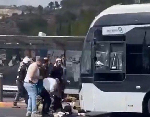 Tiroteio em ponto de ônibus mata cinco e fere 11 em Jerusalém