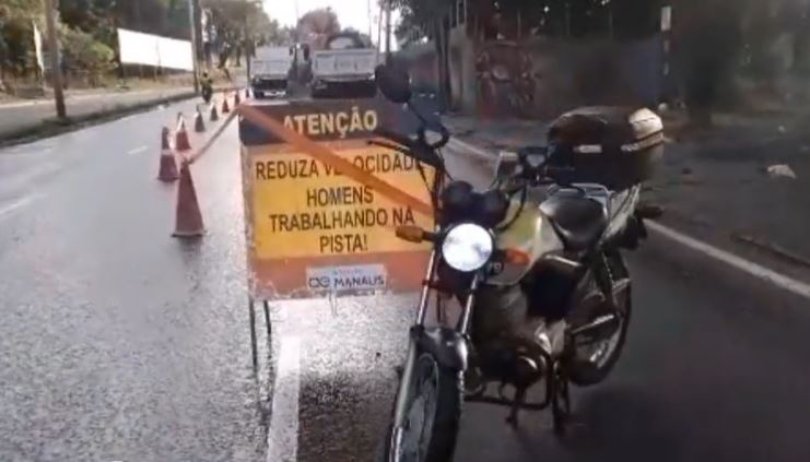 Rompimento em tubulação de água em Manaus compromete trânsito em avenida