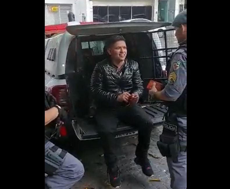 Vídeo: Suspeito de matar motorista de ambulância atropelado chega rindo à delegacia em Manaus 