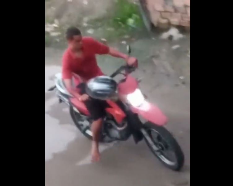 Vídeo mostra criminoso banhado em sangue fugindo após matar mototaxista em Manaus