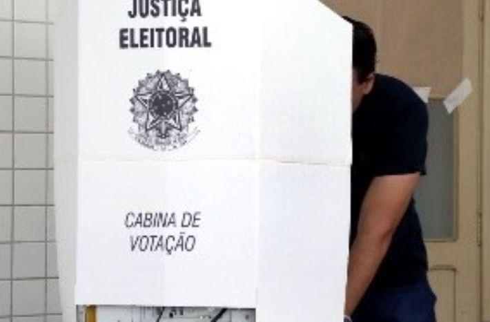 TSE volta a proibir celular, mesmo desligado, na cabine de votação